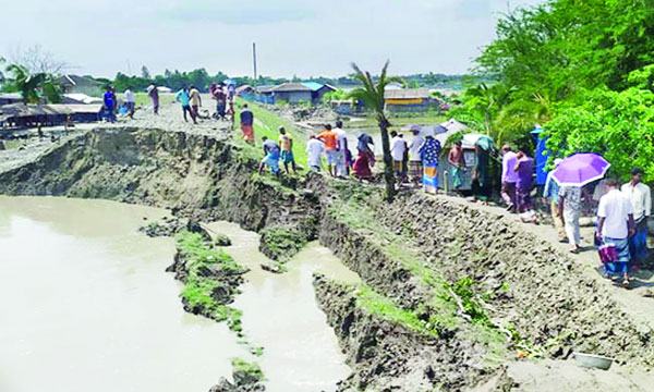 দাকোপে হস্তান্তরের আগেই ভেঙে গেছে বেড়িবাঁধ