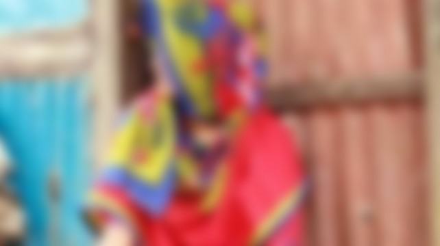 পরকীয়ার প্রেমের পর বিয়ের দাবিতে নারীর অনশন