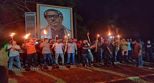 তালা ভেঙে হলে প্রবেশের হুমকি দিলেন ইবি শিক্ষার্থীরা