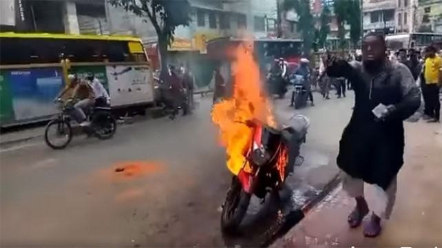 বারবার পুলিশের মামলা, বিরক্ত হয়ে নিজ বাইকে আগুন দিলেন পাঠাও চালক