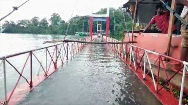 এক সপ্তাহ ধরে পানির নিচে তলিয়ে আছে রাঙ্গামাটির ঝুলন্ত ব্রিজটি