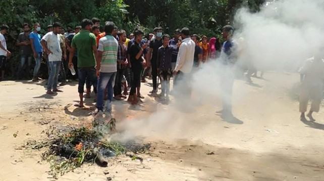 সাভারে বকেয়া বেতনের দাবিতে গামের্ন্টস শ্রমিকদের সড়ক অবরোধ
