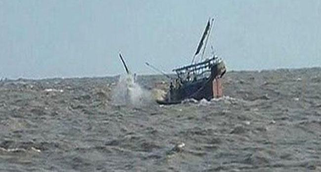 বঙ্গোপসাগরে ঝড়ে ট্রলারডুবি, হতাহত ৬