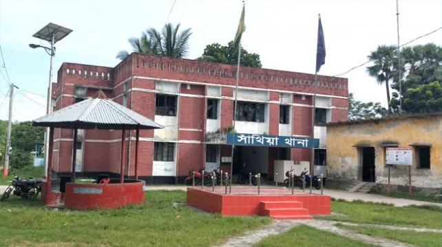 সাঁথিয়ায় গৃহবধূকে হত্যা করে ঝুলিয়ে রাখার অভিযোগ