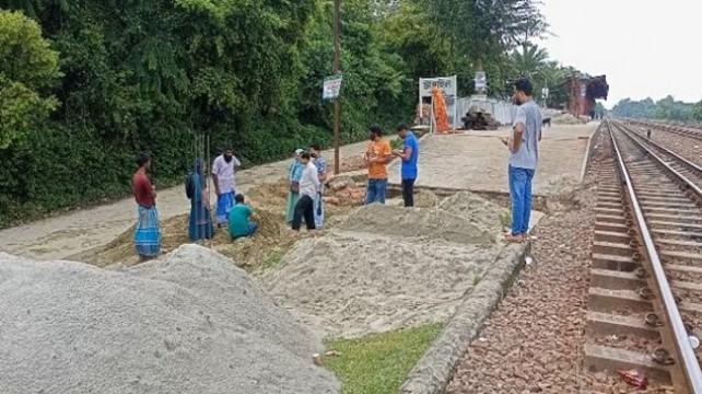 টাঙ্গাইল রেলস্টেশনে ক্যাবল কেটে যাওয়ায় সিগনাল অকেজো