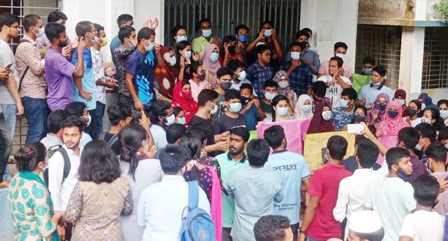 ১৪ শিক্ষার্থীর চুল কাটলো শিক্ষক, বিশ্ববিদ্যালয়ে উত্তেজনা