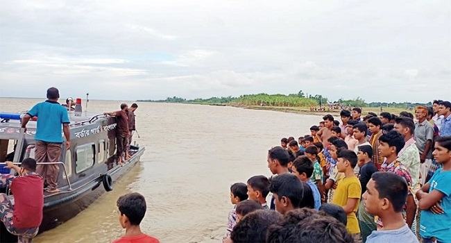 পদ্মায় নৌকাডুবি : লাশ বেড়ে ৪, নিখোঁজ আরো ২০