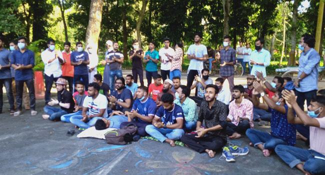 হল খোলার দাবিতে ইবি ভিসির বাসভবনের সামনে শিক্ষার্থীদের অবস্থান