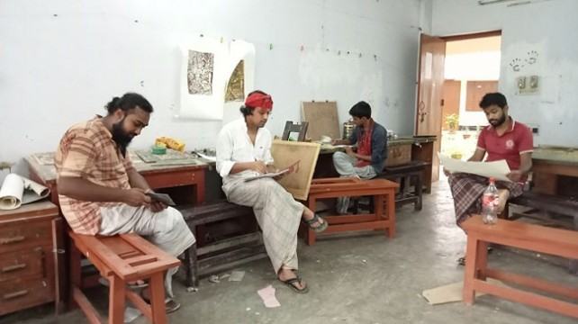 বিশ্ববিদ্যালয়ের ৩ শিক্ষার্থী বহিষ্কার, রাবিতে লুঙ্গি পরে অভিনব প্রতিবাদ