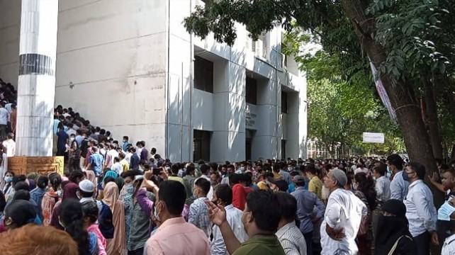 ঢাবির ভর্তি পরীক্ষায় মানা হচ্ছে না স্বাস্থ্যবিধি