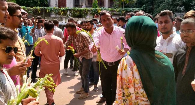 ঢাবিতে ভর্তি-ইচ্ছুক শিক্ষার্থীদের মাঝে ছাত্রদলের ফুল ও কলম বিতরণ