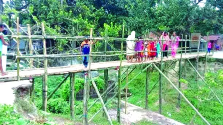 ভোলাহাটে ৫ বছর পর ভাঙা সেতুর স্থানে বাঁশের সাঁকো