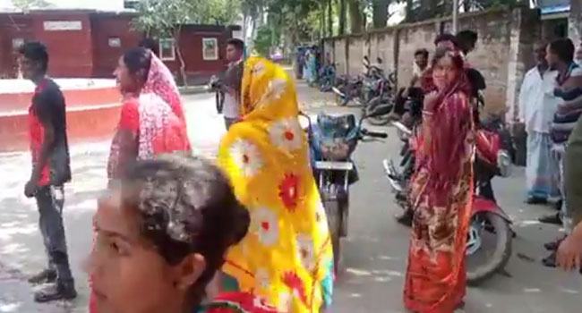 মদসহ আটক ২ সুইপার, না ছাড়লে থানায় মলমূত্র ঢেলে দেয়ার হুমকি