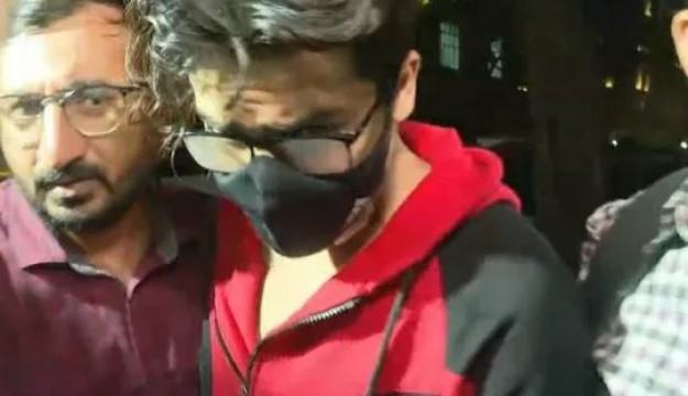 মাদকের পার্টি থেকে শাহরুখের ছেলে আটক