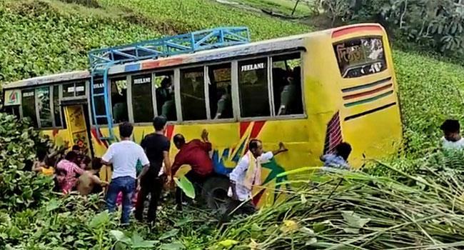 ব্রাহ্মণবাড়িয়ায় বরযাত্রীসহ বাস খাদে, আহত ১৫