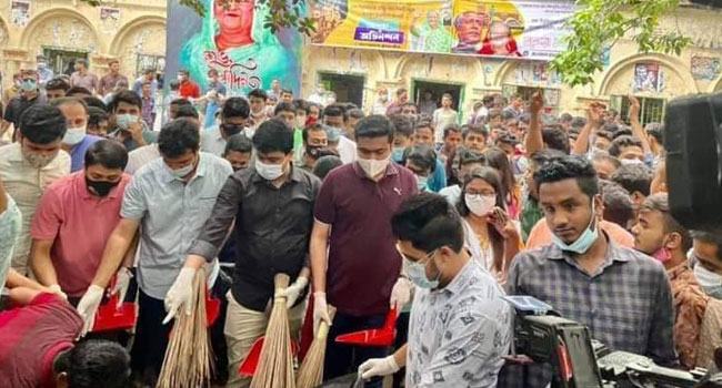 ঢাবিতে ছাত্রলীগের পরিচ্ছন্নতা অভিযান