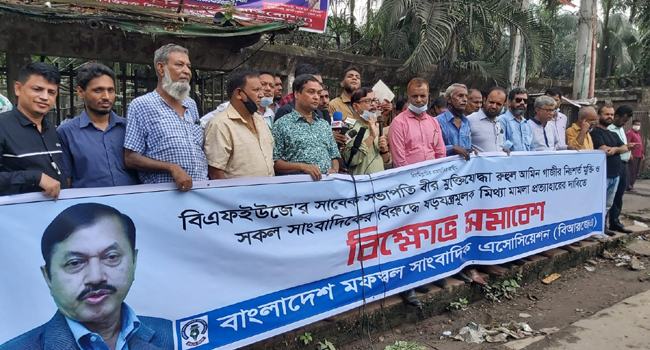 সাংবাদিকদের লেখার অধিকারে এ সরকার বিশ্বাস করে না : মান্না