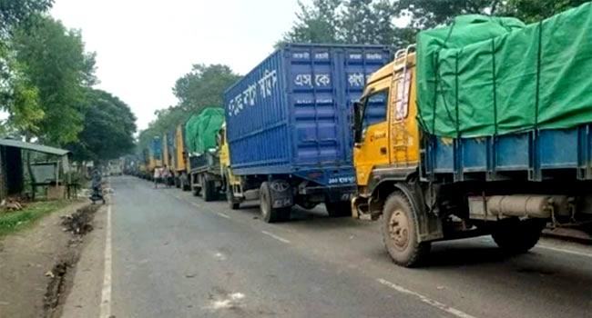 ঘাট ও নাব্যতা সংকটে দৌলতদিয়ায় ৫ কিলোমিটার যানজট