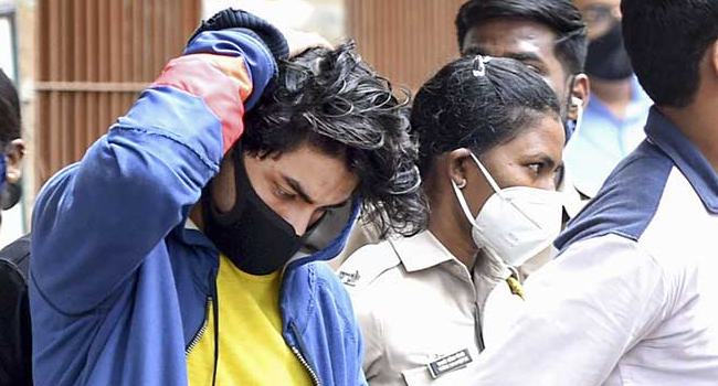পার্টিতে তো ১৩ শ' লোক ছিলেন, গ্রেফতার শুধু ১৭ জন? আদালতে প্রশ্ন শাহরুখপুত্রের