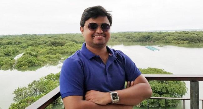 বাস-ট্রাকের চাপায় হাত গেল শিক্ষকের