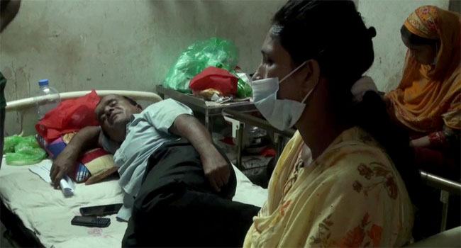 প্রধান শিক্ষককে লাথি মারলেন শিক্ষা অফিসার