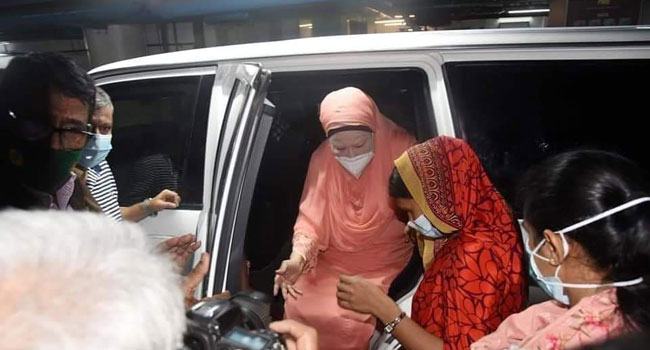 তিন বছরেরও বেশি সময় পর নিজের গাড়িতে চড়লেন খালেদা জিয়া