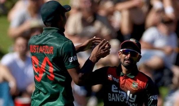 লিটনের নেতৃত্বে ফিল্ডিংয়ে বাংলাদেশ