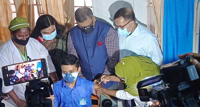স্কুলশিক্ষার্থীদের টিকা দেয়া শুরু