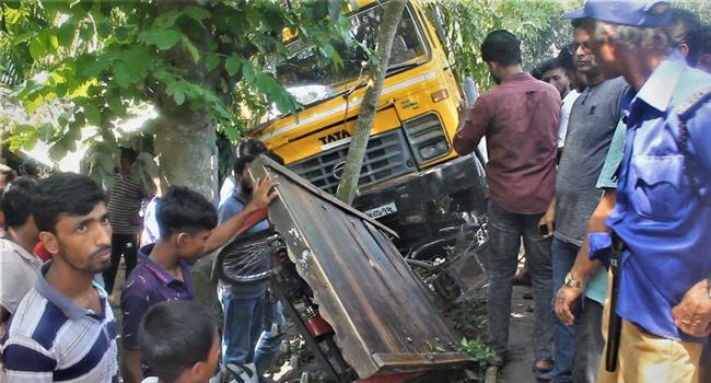 পাবনায় ট্রাকের সংঘর্ষে নিহত ৩