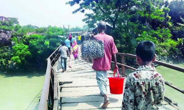 দুমকিতে ঝুঁকিপূর্ণ আয়রন সেতুতে চলাচল