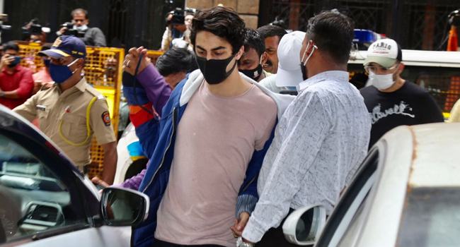 যে কারণে কারাগারে থাকা আরিয়ানকে পড়তে দেয়া হলো কোরআন