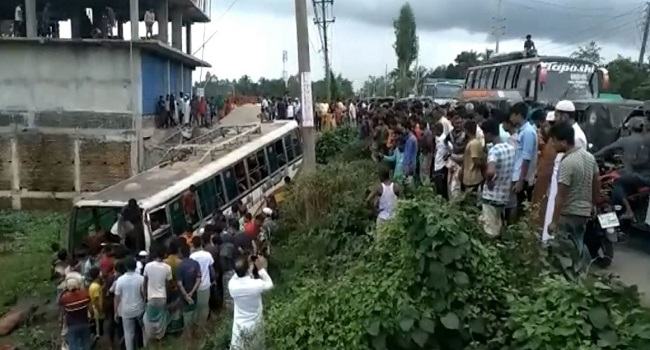 টাঙ্গাইলে বাস খাদে পড়ে হতাহত ৮