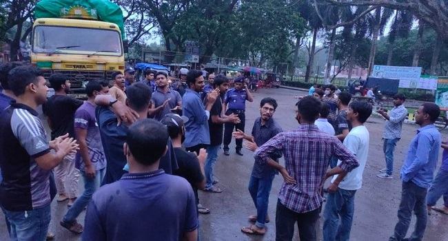মহাসড়ক সংস্কারের দাবিতে ইবি শিক্ষার্থীদের আন্দোলন