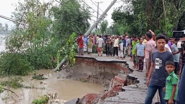 তিস্তায় বাড়ছে পানির স্রোত, ভাঙছে সড়ক