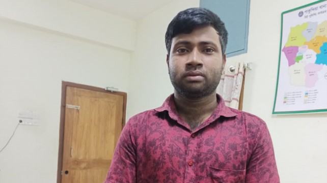 স্কুলছাত্রী অপহরণের ঘটনায় শিক্ষক গ্রেফতার
