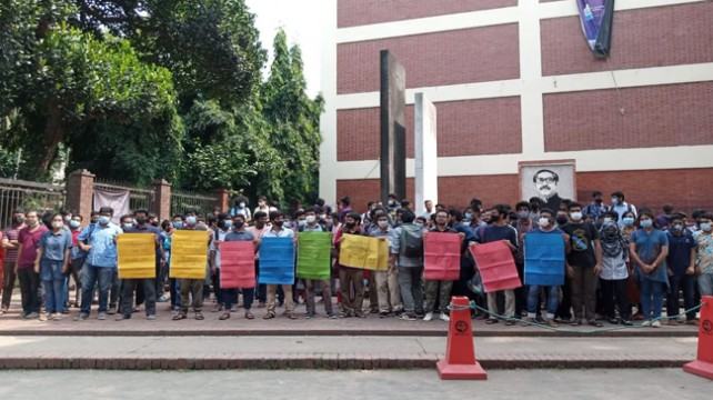 হল-ক্যাম্পাস খোলার দাবিতে বুয়েট শিক্ষার্থীদের মানববন্ধন