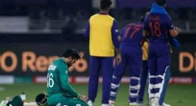 মাঠেই নামাজ পড়লেন রিজওয়ান