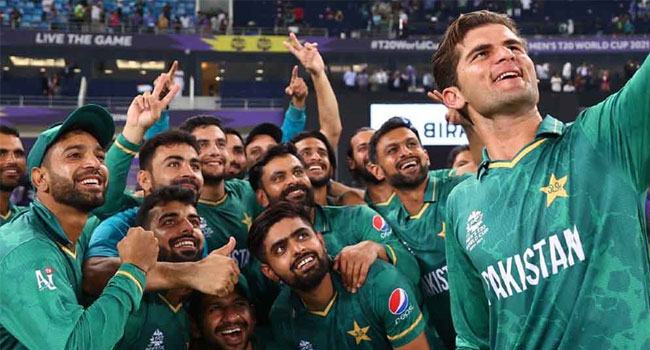 বিশ্বকাপে ভারতকে হারিয়ে আইসিসির টুইটারে কভার ছবিতে শাহিন আফ্রিদিরা