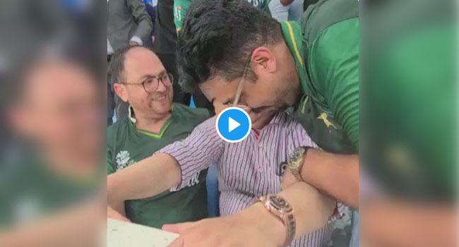 ভারতের বিরুদ্ধে শাপমোচন ঘটালেন ছেলে, গ্যালারিতে কেঁদে ভাসালেন বাবর আজমের বাবা