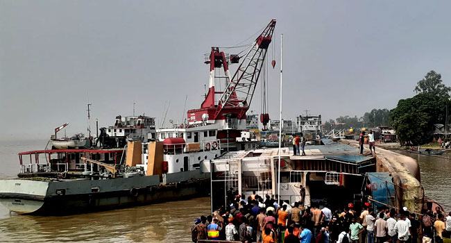 পাটুরিয়ায় ফেরিডুবি : উদ্ধারে জাহাজ হামজা