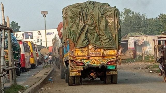 পাটুরিয়ায় ফেরি দুর্ঘটনায় দৌলতদিয়ায় দীর্ঘ যানজট