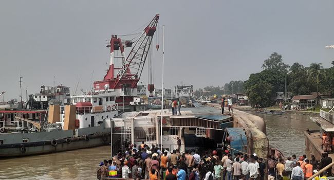 পাটুরিয়ায় ফেরিডুবি : উদ্ধার তৎপরতা চলছে