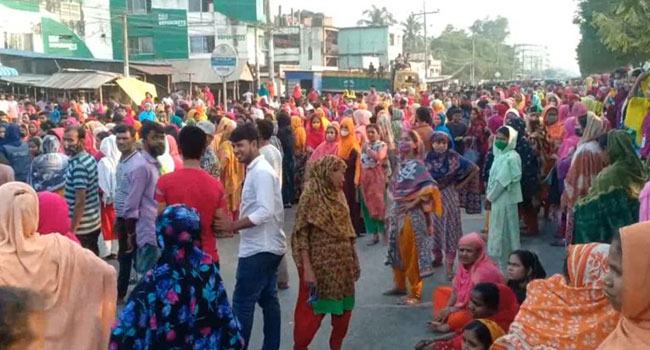 গাজীপুরে পোশাক শ্রমিকদের বিক্ষোভ, মহাসড়ক অবরোধ