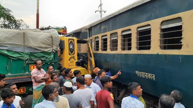 দাঁড়িয়ে থাকা ট্রাকের সাথে সংঘর্ষ, ৩ ঘণ্টা পর যান চলাচল শুরু