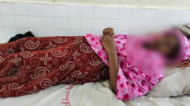 সরকারি চাকরির জন্য যৌতুক চেয়ে অন্তঃস্বত্ত্বা স্ত্রীকে মারধর