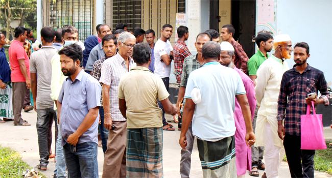 দিন দিন মাস্ক পরা ভুলেই যাচ্ছে মানুষ
