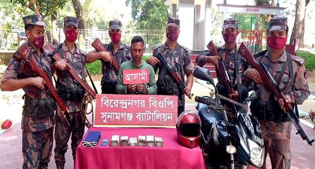 তাহিরপুর সীমান্তে ভারতীয় টাকা ও মোটরসাইকেলসহ যুবক আটক