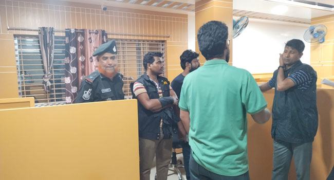 ই-কমার্স প্রতিষ্ঠান আদিয়ান মার্টে অভিযান চালাচ্ছে র‌্যাব