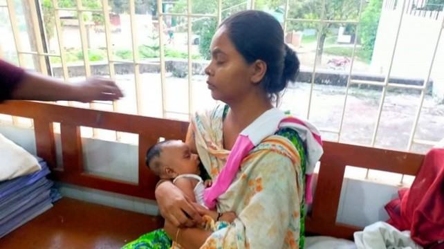হাসপাতালে ফেলে যাওয়া সেই শিশু ফিরে গেল মায়ের কোলে