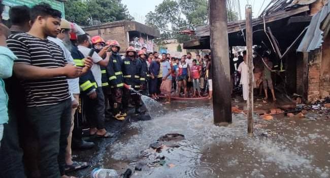 কুমিল্লায় গ্যাস লাইন ফেটে আগুন, ১৪ দোকান ভষ্মীভূত